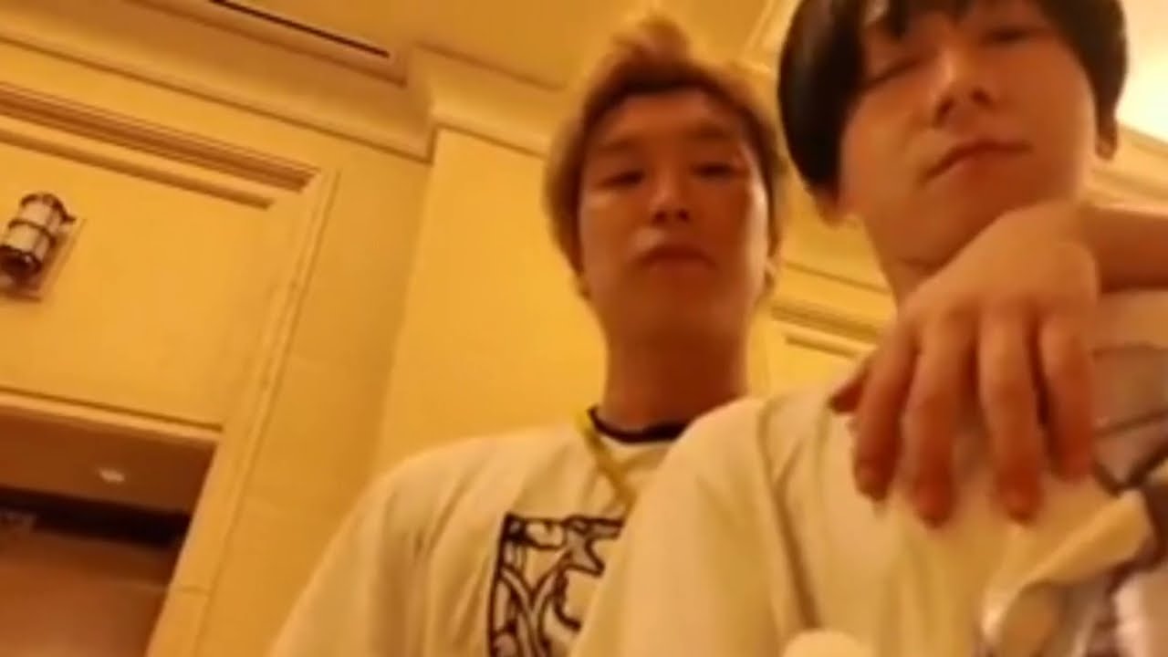 Японская пара BL проводит свидание вечером