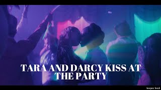 Tara and Darcy kiss at the party | Heartstopper 1×3