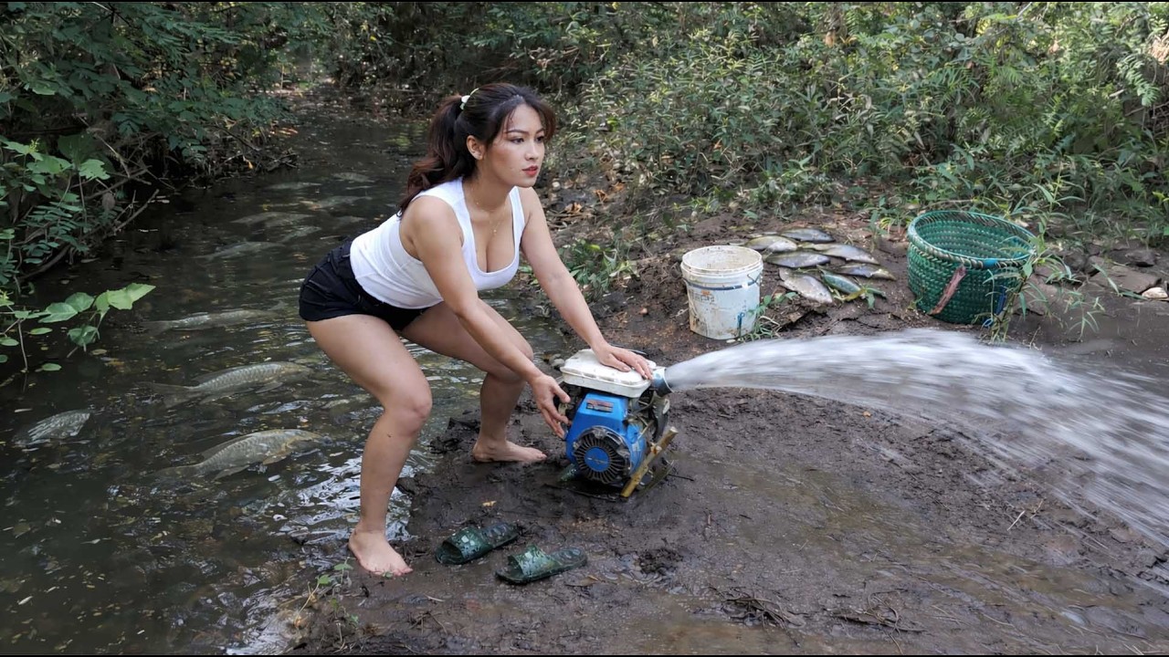 How To Catch Big Fish In The Stream - Using Primitive Tools To Catch ...