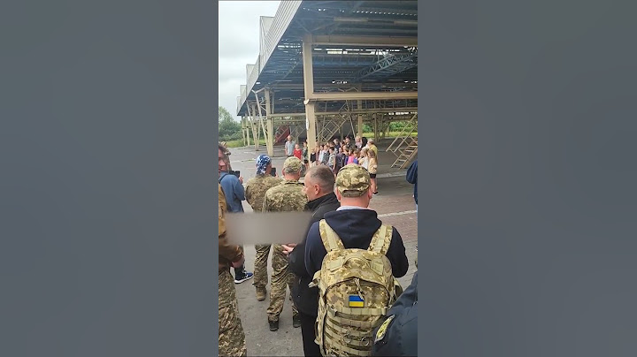 Діти побачили військових ЗСУ, вийшли з автобуса і заспівали пісню Червона Калина. УКРАЇНА ПЕРЕМОЖЕ!