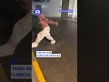 Joven evita un charco... y se lleva el golpe de su vida