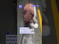 Joven evita un charco... y se lleva el golpe de su vida