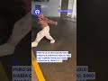 Joven evita un charco... y se lleva el golpe de su vida