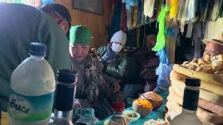 Mongolian shaman. Агарын Гурван Хайрханы нэг эзэн болох БАГАЛАА удган тахилгаа авч байгаа нь.