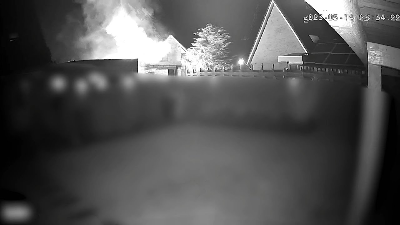 Familie in Delfzijl getroffen door tweede brandincident: bestelbus brandt uit