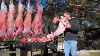 Carnicero prepara un enorme cadáver de un toro | ¡Matar un cordero joven! Carne a la parrilla