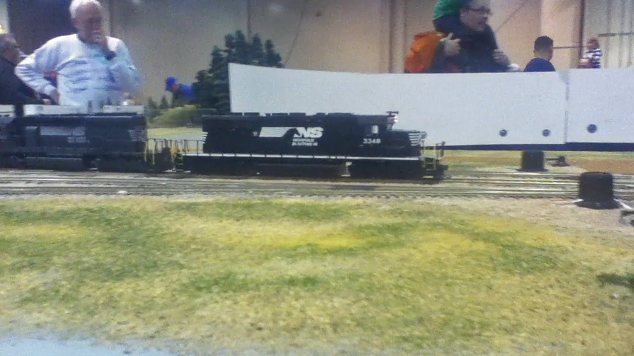 15 Minutes Of Model Trains - Greenberg's Train And Toy Show - YouTube