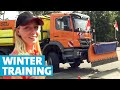 Schneepflug Fahrtraining: Anna Bauer zeigt, wie man 18-Tonner manövriert