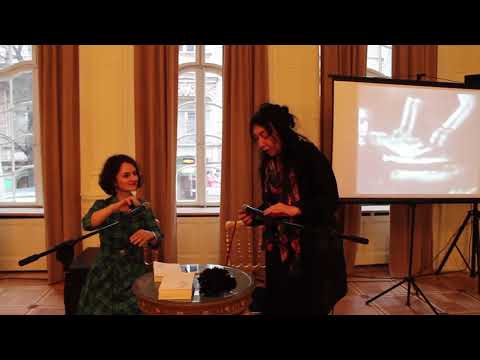 კალენდულა და ლურჯი ღილი