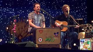 Vignette de la vidéo "Eddie Vedder & Glen Hansard - Falling Slowly (Ohana Fest 2017) [song stars at 2:17]"