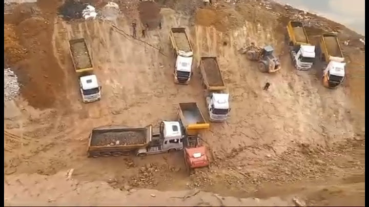 Gebze'deki hafriyat döküm sahasında toprak kaydı, kamyon şoförleri tehlike atlattı