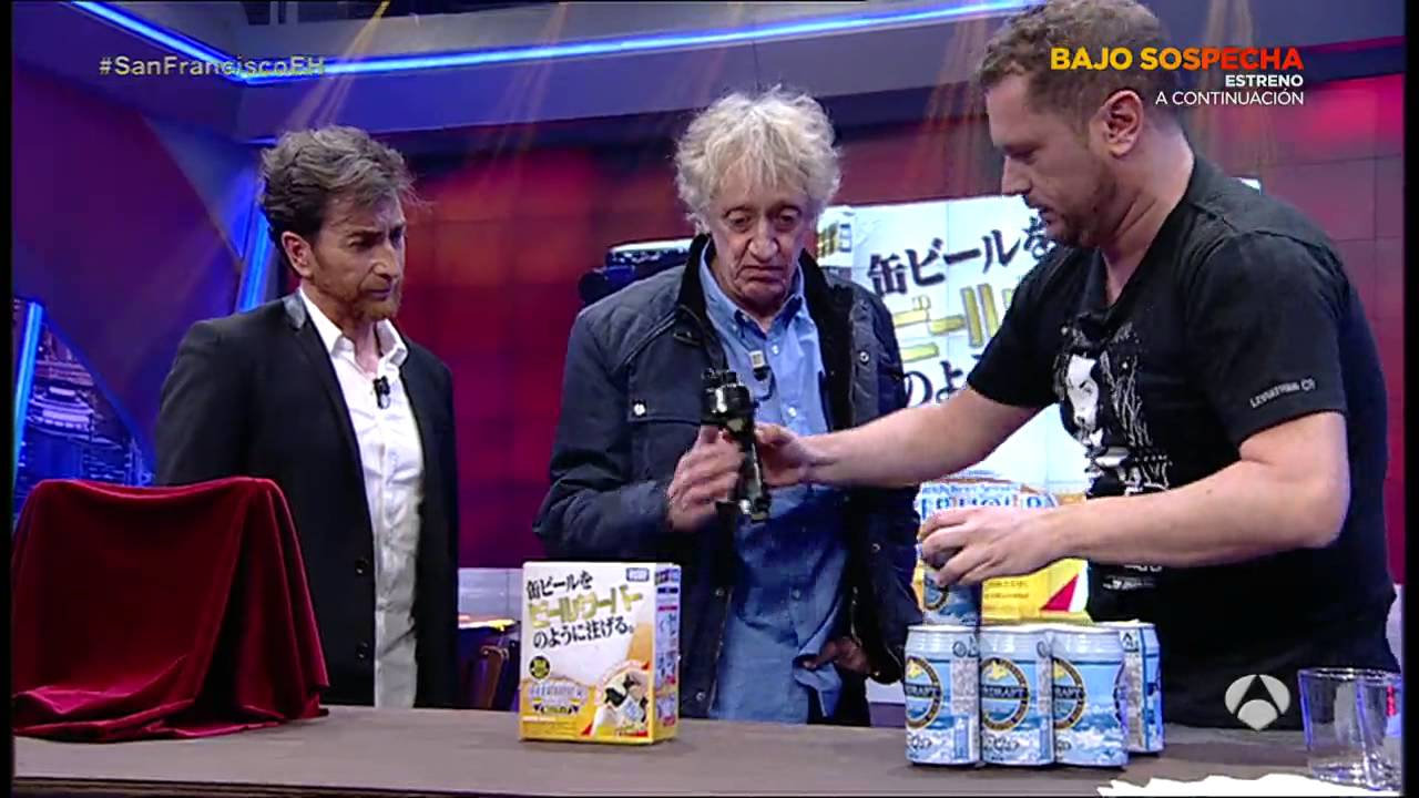 El Monaguillo muestra a Enrique San Francisco la cerveza azul japonesa en El Hormiguero 3.0