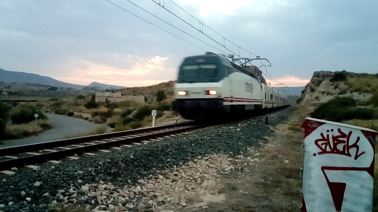Talgo VII  Barcelona Alicante circulando entre Monovar y Novelda Alicante