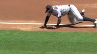 HOU@OAK: Valbuena lays out to make a nice stop