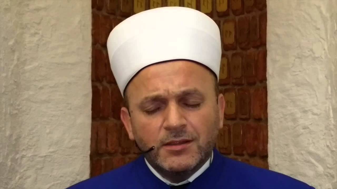 Hafiz Senad Podojak uci sabahsko asare u mesdzidu na Trgu Bosnjaka u Welsu