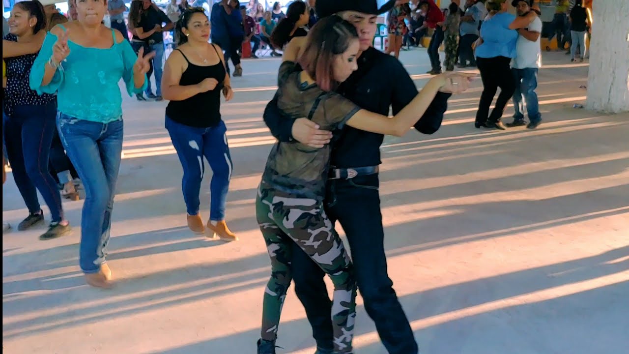 Los Pechochos bailan en el bosque