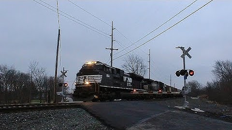 NS SD70ACe & C44-9W round the bend @ Millbury w/ NS Manifest Train 38E