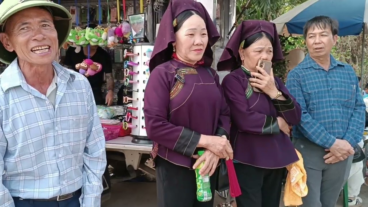 Hai nghệ nhân thể hiện và gìn giữ những câu hò Giao Duyên ngọt ngào hội tình Biên Sơn 