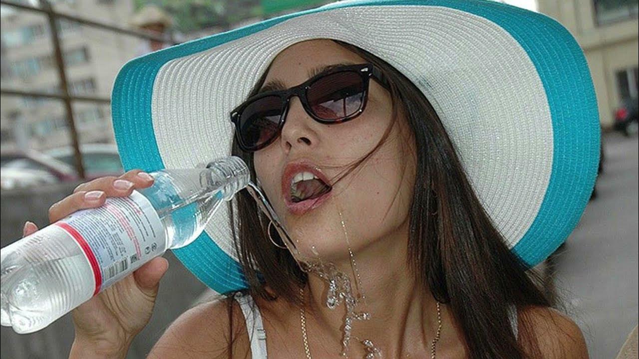 Девушке жарко. Самый жаркий день. Жара фотографии. Очень жаркое лето. Жара наоборот.