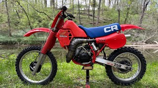 Rescuing an abandoned vintage 2 stroke dirtbike!! Light restoration of a 1983 Honda cr250r!!