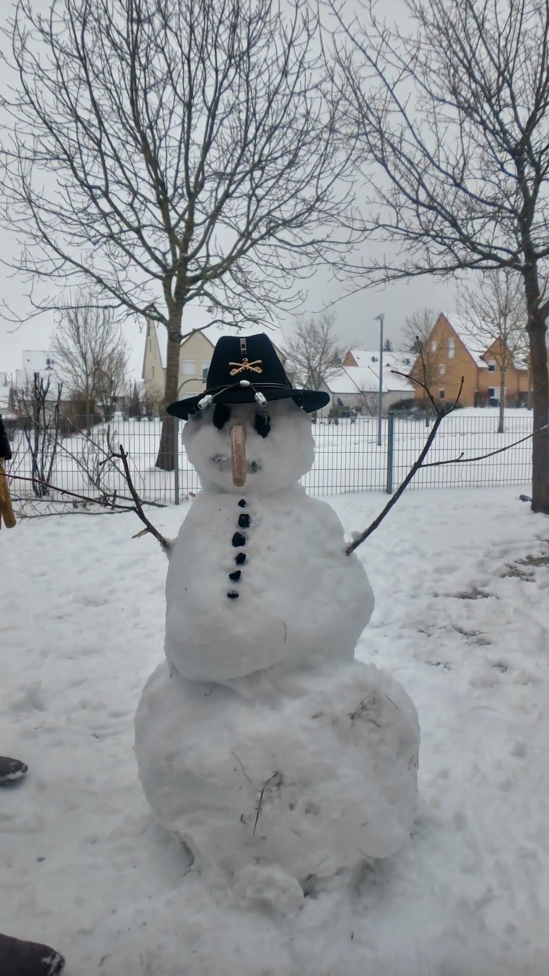 When Don't Have Any Carrots and Need a Nose for Your Snowman || ViralHog