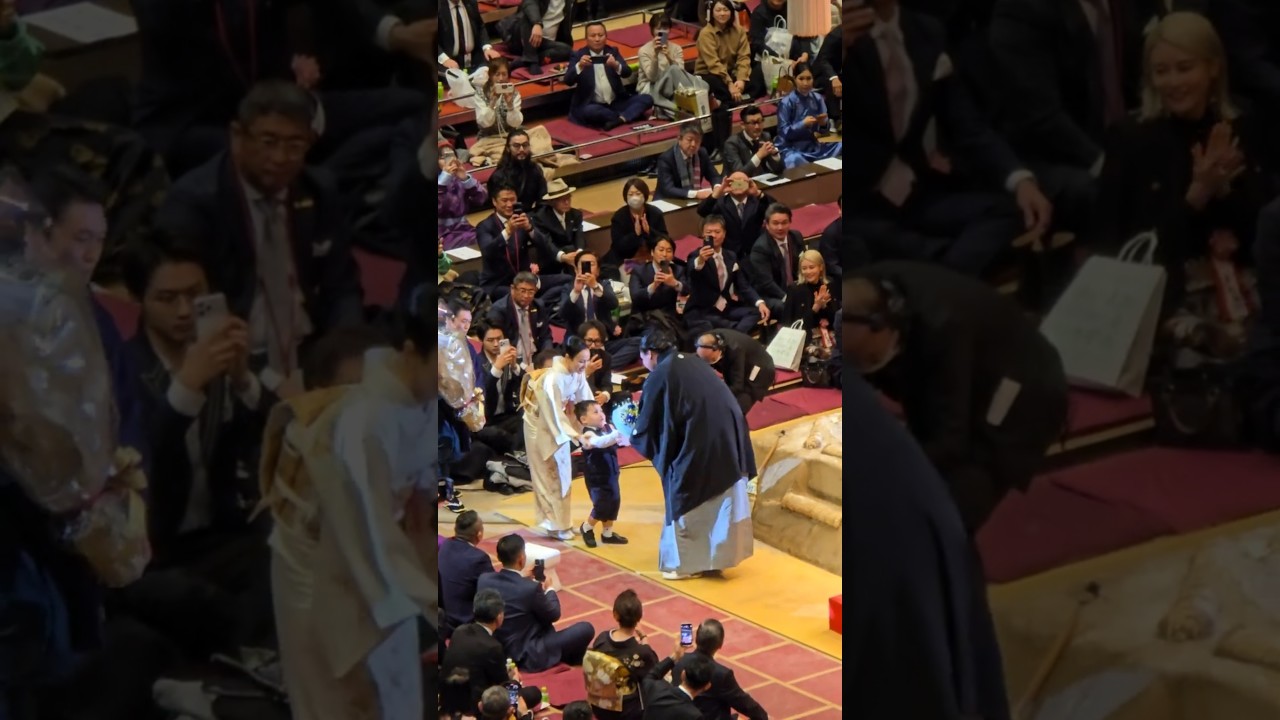 【横綱照ノ富士断髪式】てむじん君の花束贈呈とハイタッチ