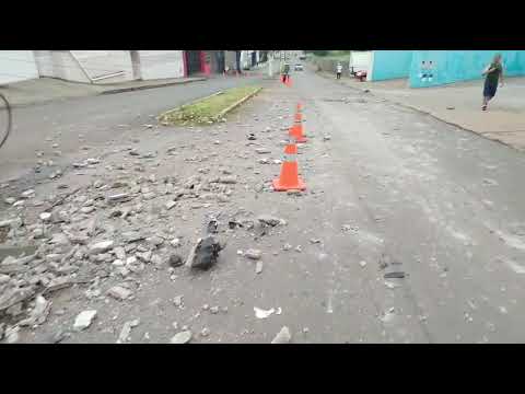 Motorista abandona carro após bater e destruir poste na Av. Eng. Eli Pinheiro em Presidente Olegário