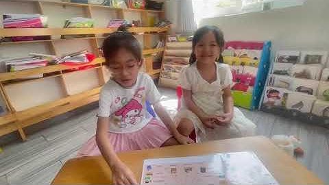 Tieng Anh Giao Tiep Thieu Nhi Tai Phan Thiet: Miki and Daisy practiced talk about Books