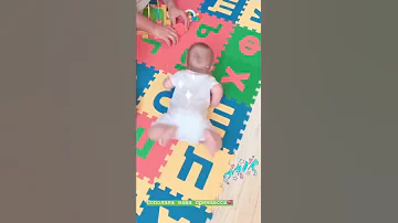Дочь певицы Нюши начала ползать