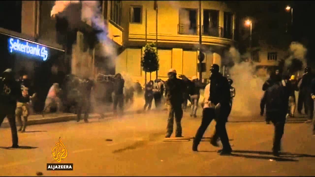 يطالب المتظاهرون بإقالة قادة الشرطة