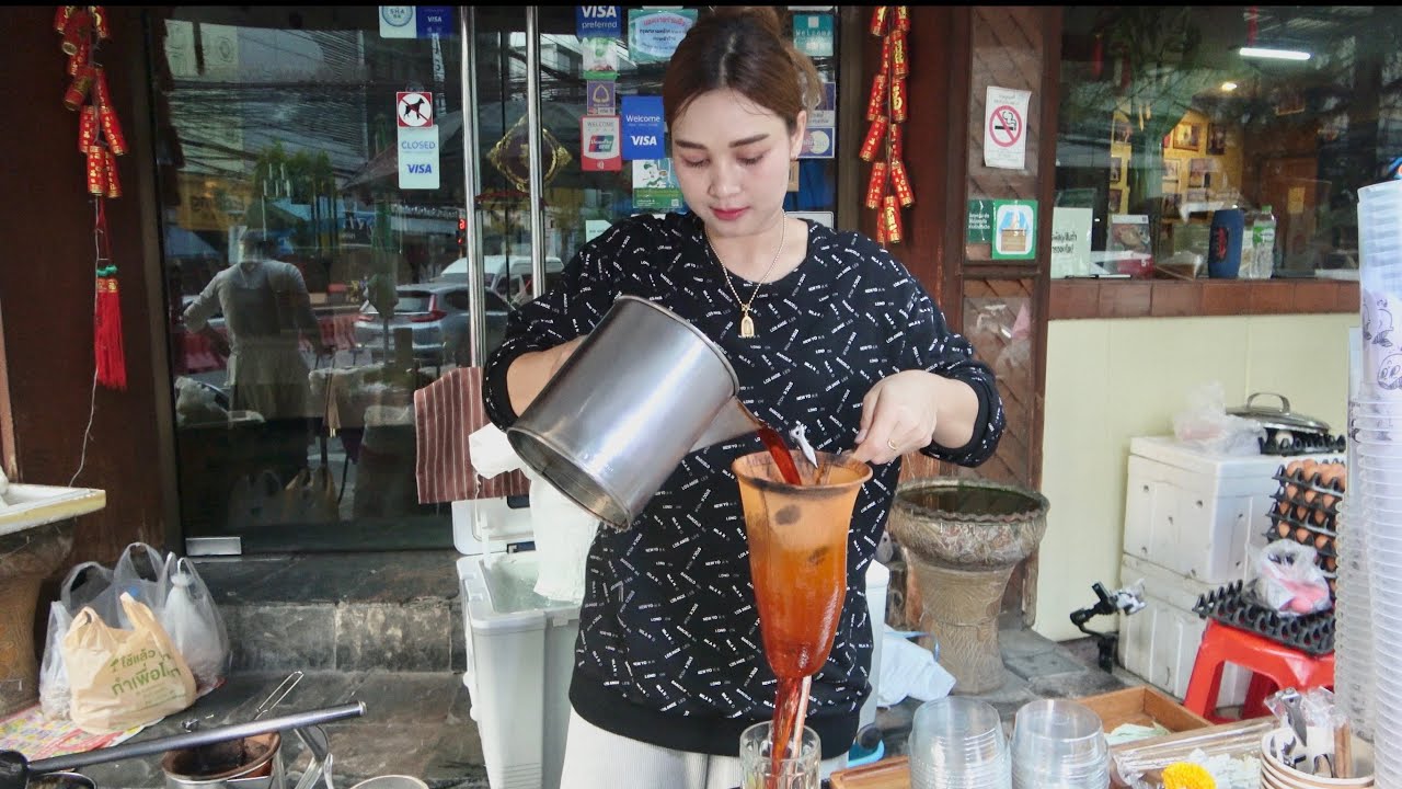 Starts from 6am! The Most Famous & Beautiful Coffee Lady in Bangkok