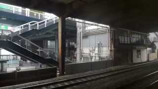 🍀横須賀線の車窓2015 戸塚駅でのEF200牽引高速貨物1077レとのすれ違い