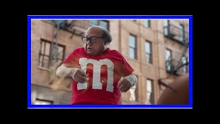 [Breaking News]SEE IT: Danny DeVito is a human M&M in Super Bowl commercial
