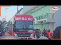 MNYAMA SIMBA HATAKI UTANI/ TAZAMA ALIVYOTUA UWANJA WA KMC KUWAVAA TRA UTD/ LEO BALAA LIPO HAPA.