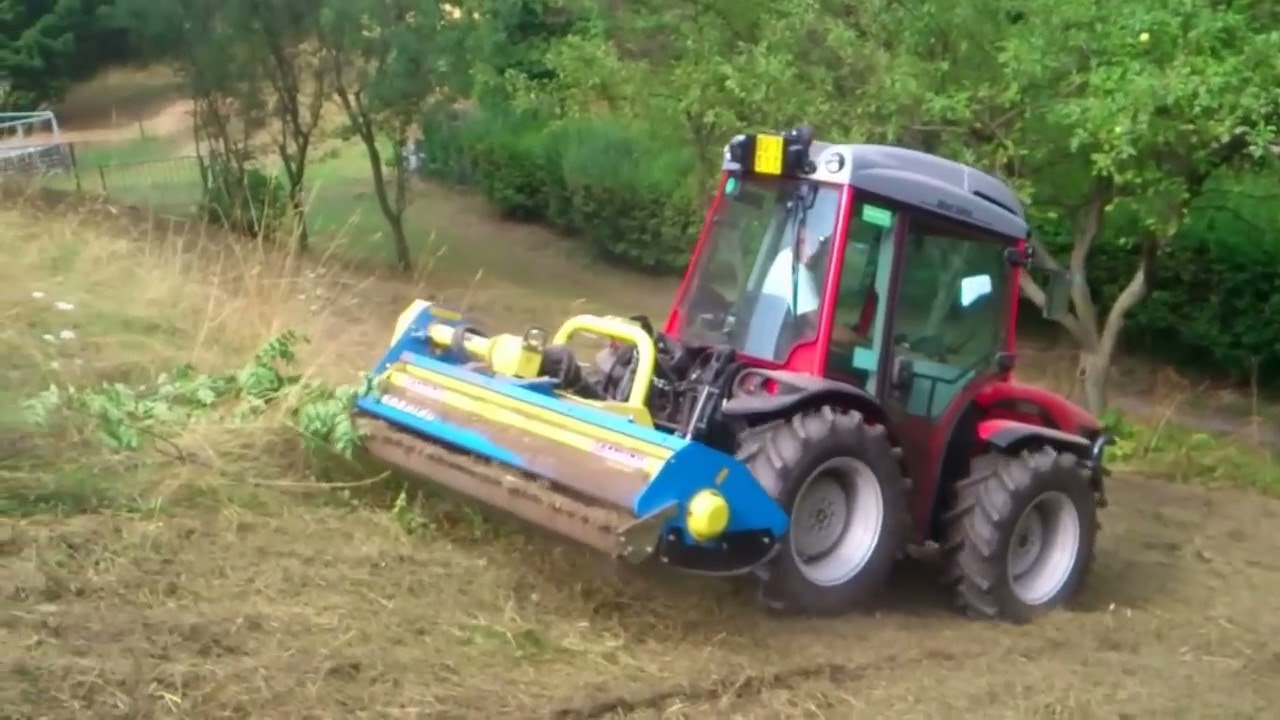 Carraro TRX con trincia Zanon al lavoro