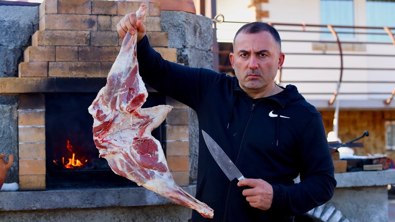 Мясо на гриле с овощами на сковороде