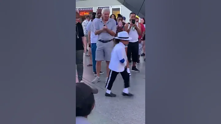 The smoothest moonwalk ever! (Pls SUBSCRIBE :)