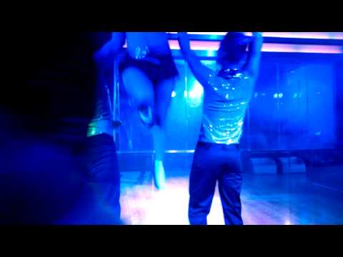 Gigi Taes bailando un pequeño mix.