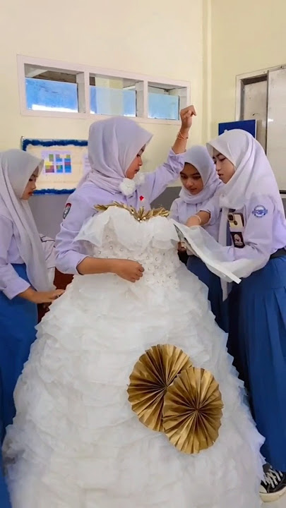 proses memakai baju fashionshow #masasekolah #fashionshow #daurulang (source.@lahandmade_)