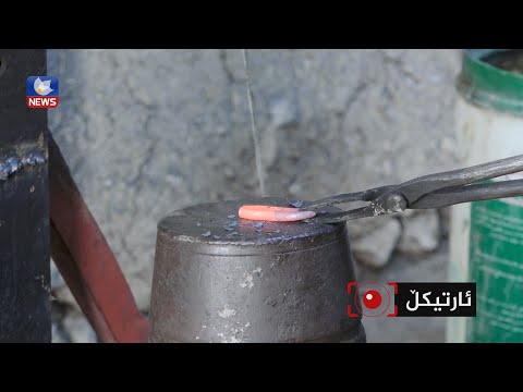گەنجێك بۆ دەستكەوتنی بژێوی ژیانی پاشماوەی گولە هاوەن و گولە تۆپ كۆدەكاتەوە و چەقۆی لێ دروستدەكات