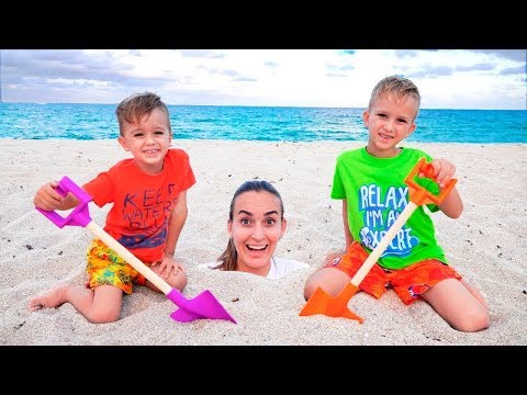 Vlad dan Nikita bersenang senang di pantai! Bermain dengan Mom dan Sand