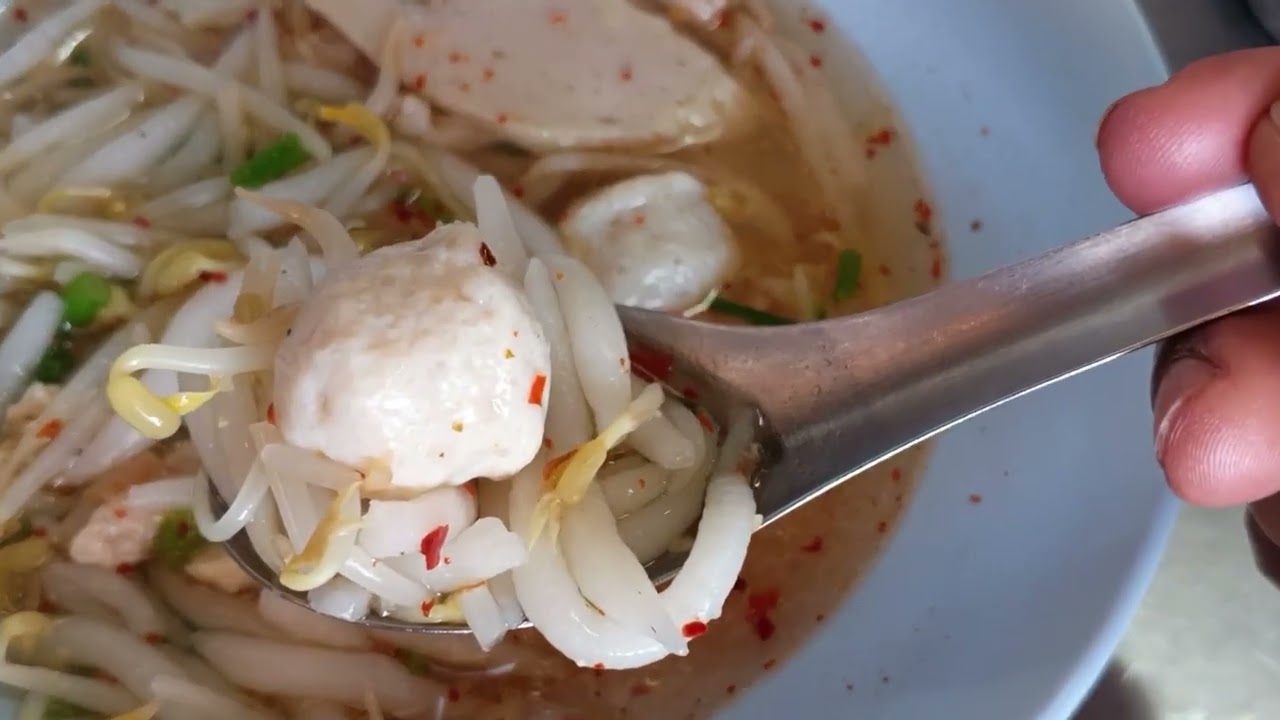 กินก๋วยเตี๋ยวลูกชิ้นปลา ร้านอร่อยในชลบุรี