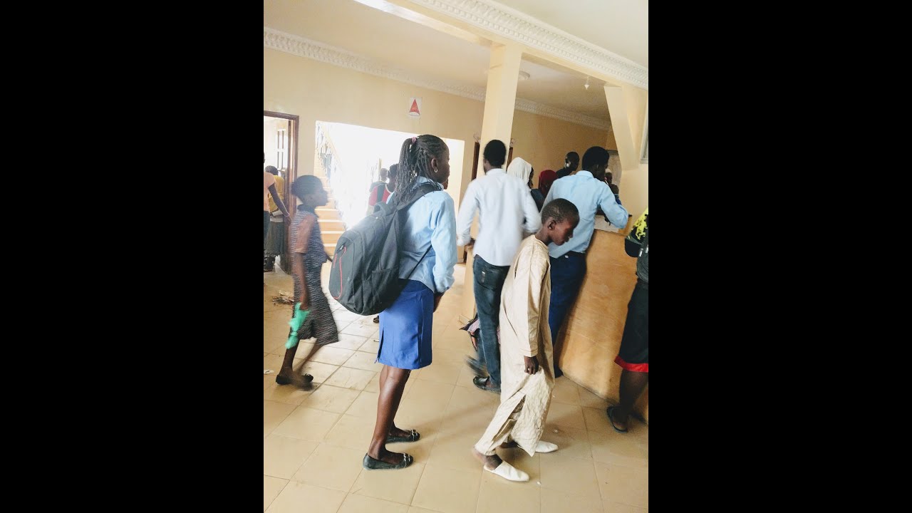 School in Senegal- Building a hut classroom- Classe en hutte au Senegal