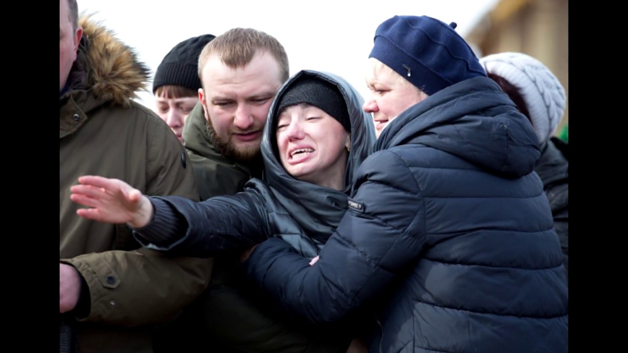 Народ волнуешь. Похороны детей в Кемерово зимняя вишня. Толпа плачущих людей. Похороны детей погибших в Кемерово. Похороны погибших в зимней вишне.