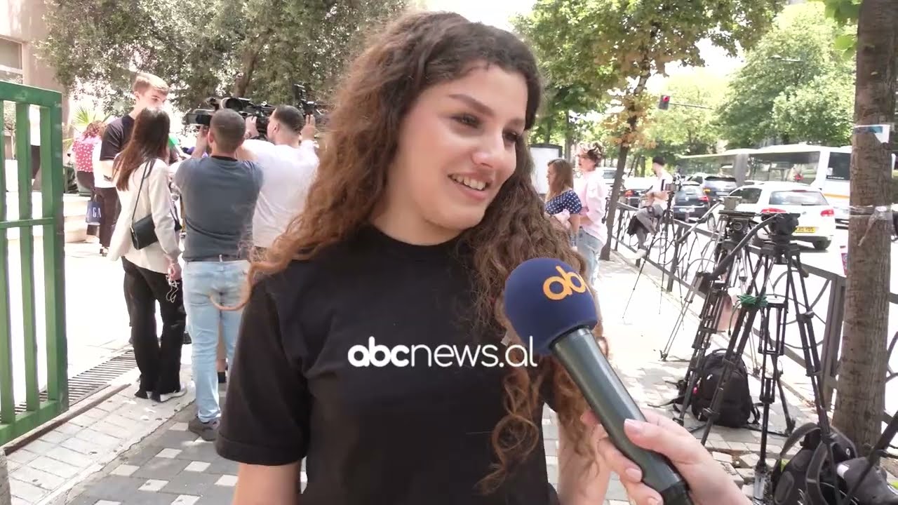 Provimi i maturës/ Testi i matematikës, del teza sapo nis provimi | ABC News Albania