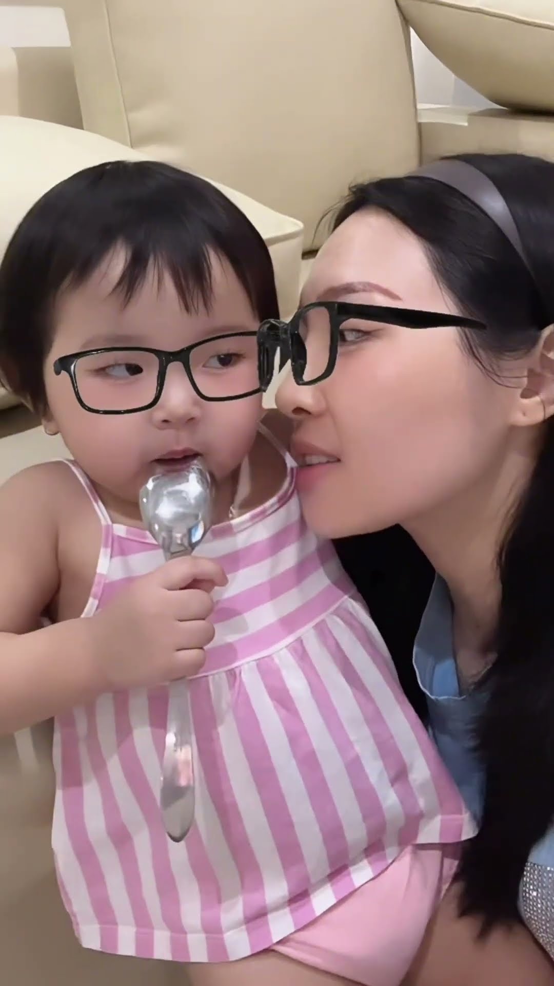 nglabrak anak sendiri..  (anakku lucu menurutku, kalo ada yang nggak setuju y moon maap???)