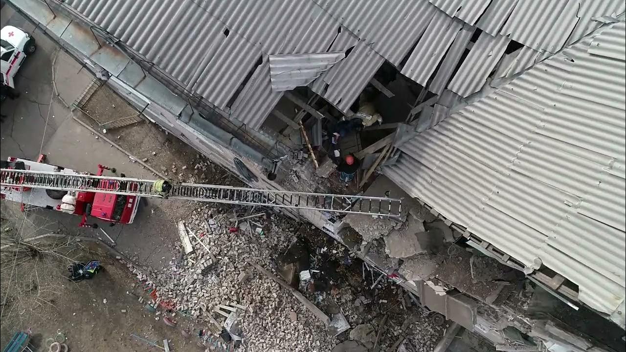 Взрыв час назад. Здание взрывается. В Новосибирске взорвался ГАЗ. Взрыв бытового газа.