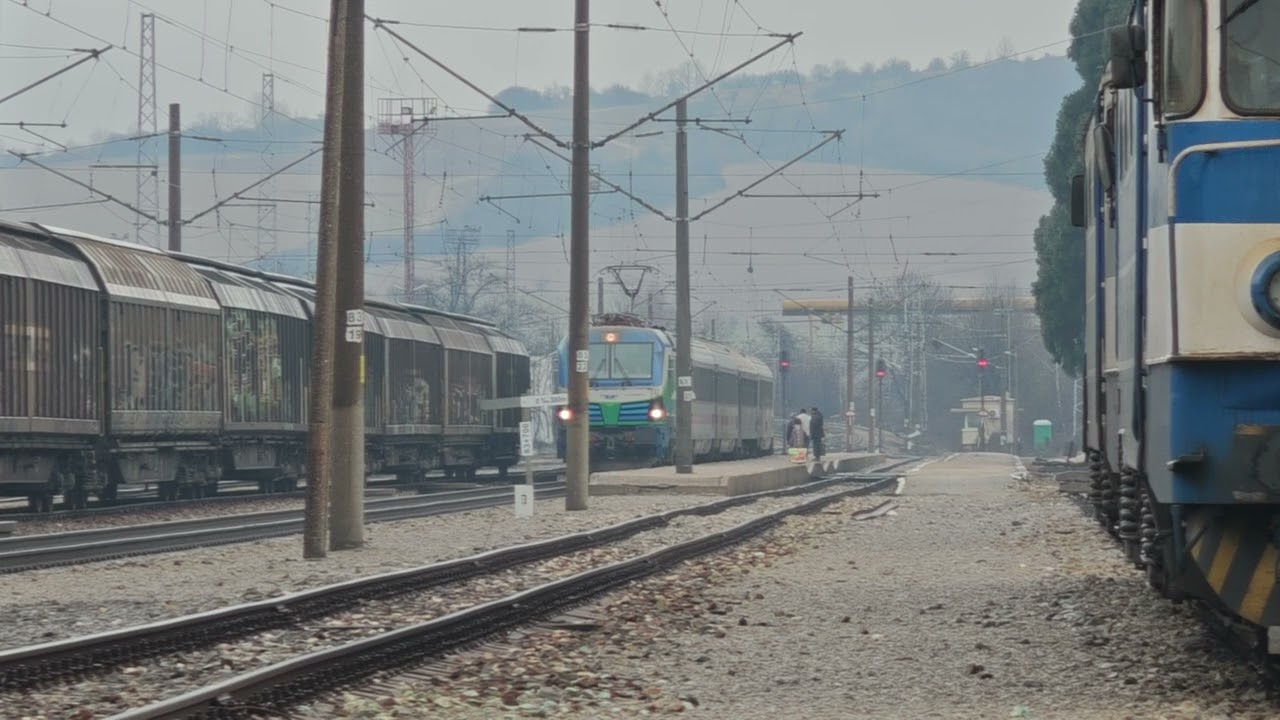 БВ 3620 Бургас - София пристига и заминава от гара Пирдоп начело с 80 077 Георги Икономов 