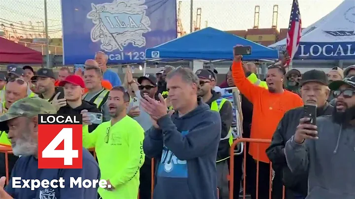 Port union agrees to suspend strike