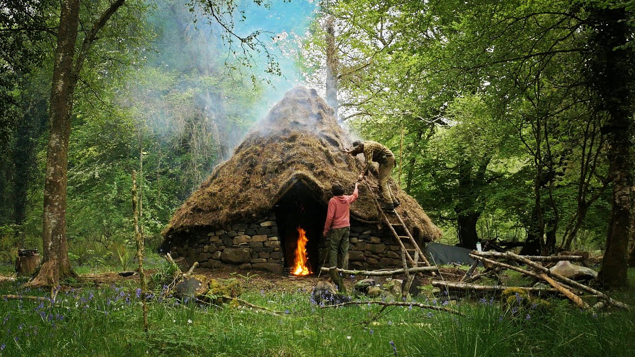 First FIRE in Iron Age Roundhouse! Smoking the place out?? Bushcraft Build (Ep.13)